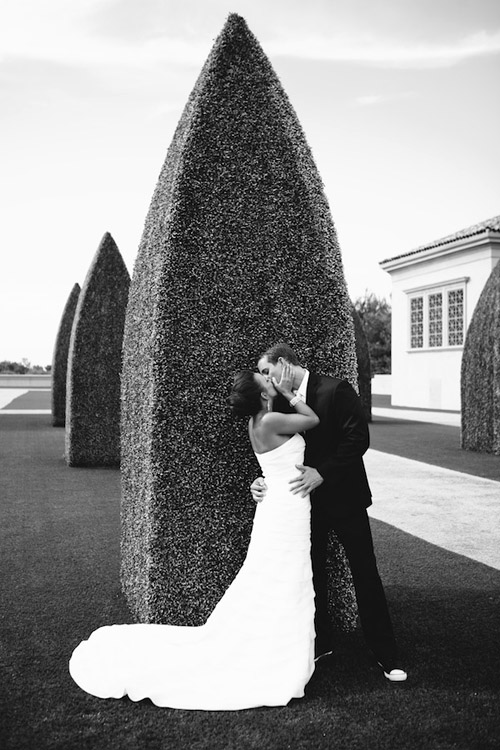 glamorous black, white and gold wedding at The resort at Pelican Hill, photo by APictureLife Photography | junebugweddings.com glamorous black, white and gold wedding at The resort at Pelican Hill, photo by APictureLife Photography | junebugweddings.com