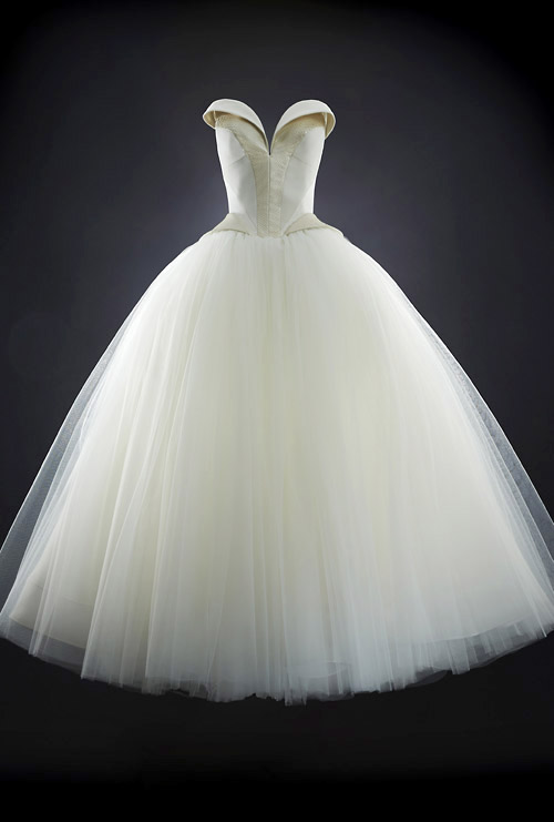modern couture wedding dress by Rubin Singer, 2014 bridal collection | junebugweddings.com modern couture wedding dress by Rubin Singer, 2014 bridal collection | via junebugweddings.com