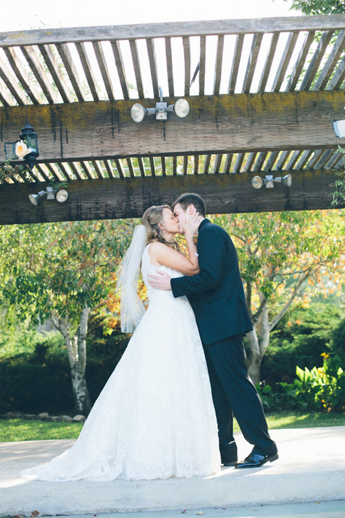 rustic cream and burlap California ranch wedding - photo by Kate Miller Photography | via junebugweddings.com rustic cream and burlap California ranch wedding - photo by Kate Miller Photography | via junebugweddings.com