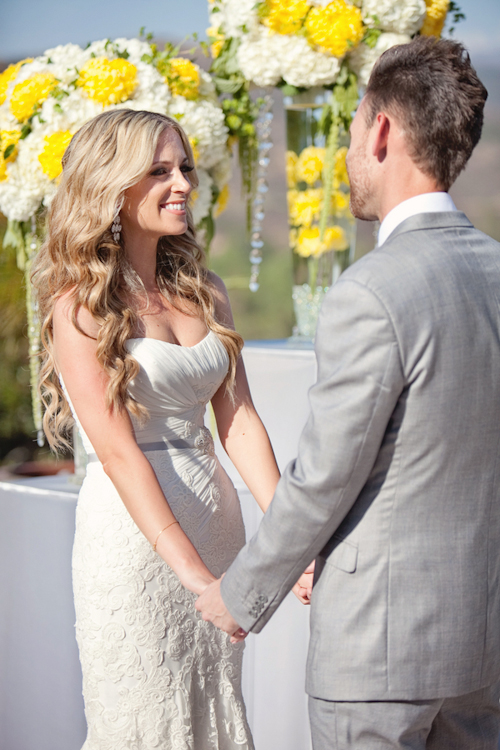 Yellow and white modern decor at Santiago Canyon Estate from April Smith & Co. Photography | junebugweddings.com Yellow and white modern decor at Santiago Canyon Estate from April Smith & Co. Photography | junebugweddings.com