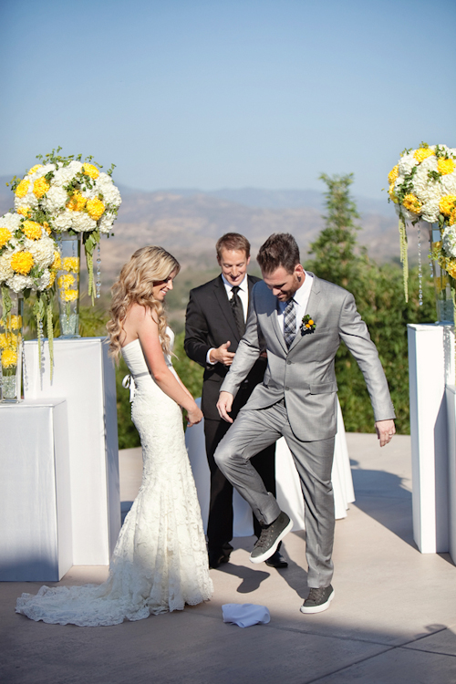 Yellow and white modern decor at Santiago Canyon Estate from April Smith & Co. Photography | junebugweddings.com Yellow and white modern decor at Santiago Canyon Estate from April Smith & Co. Photography | junebugweddings.com