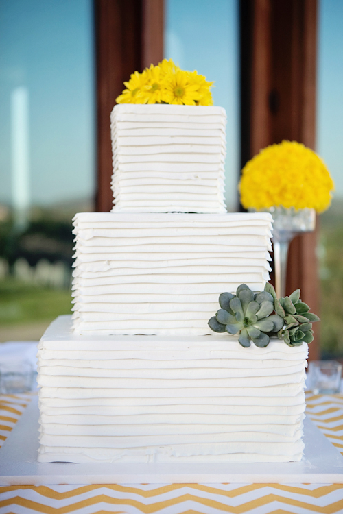 Yellow and white modern decor at Santiago Canyon Estate from April Smith & Co. Photography | junebugweddings.com Yellow and white modern decor at Santiago Canyon Estate from April Smith & Co. Photography | junebugweddings.com
