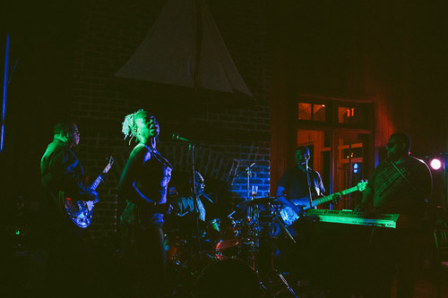 Southern wedding in Charleston, South Carolina, photos by Caroline Ghetes | via junebugweddings.com Southern wedding in Charleston, South Carolina, photos by Caroline Ghetes | via junebugweddings.com
