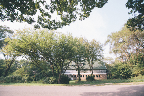 vintage inspired wedding at Blue Dress Barn in Michigan, with photos by Heather Jowett Photography | junebugweddings.com vintage inspired wedding at Blue Dress Barn in Michigan, with photos by Heather Jowett Photography | junebugweddings.com