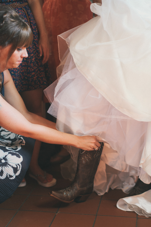 vintage inspired wedding at Blue Dress Barn in Michigan, with photos by Heather Jowett Photography | junebugweddings.com vintage inspired wedding at Blue Dress Barn in Michigan, with photos by Heather Jowett Photography | junebugweddings.com